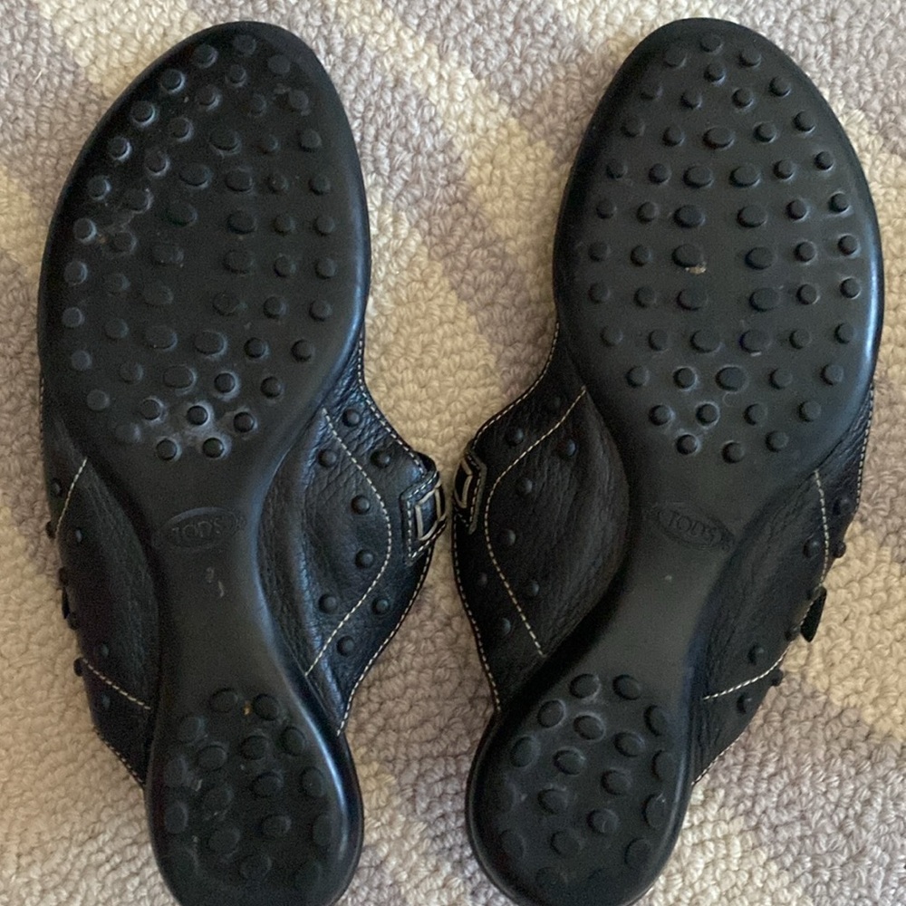 Tod's Black sandals flat leather size 8 1/2 great condition flip flop sandal - Picture 5 of 7